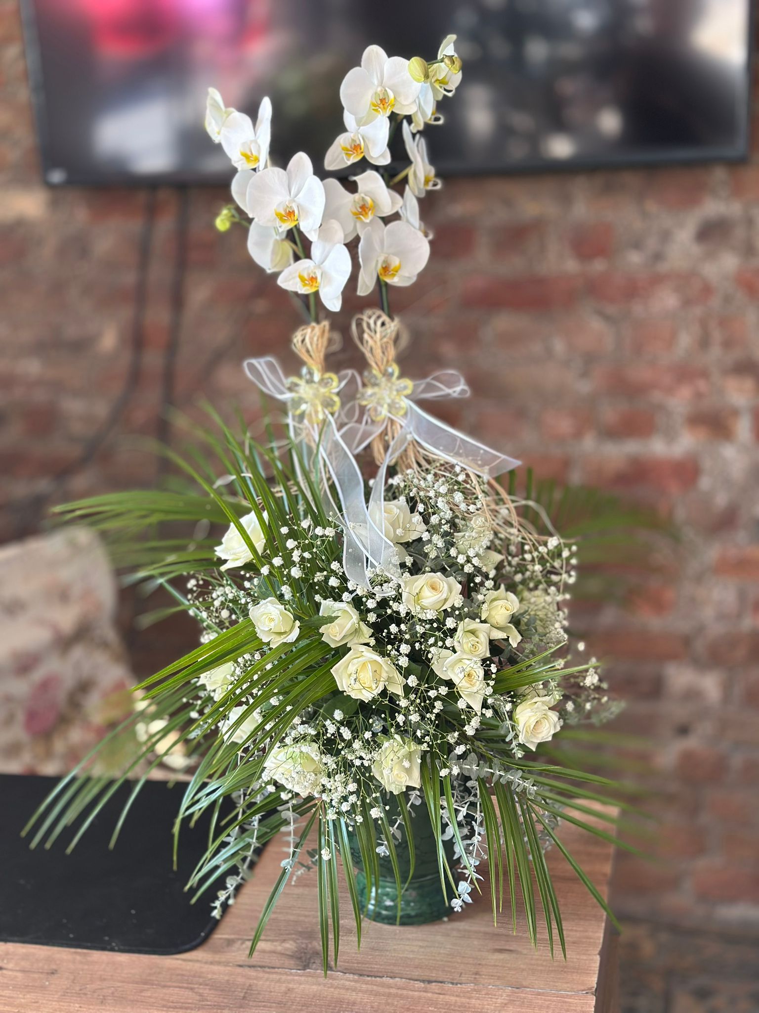 Özel Seramiğinde Çift Dal İthal Beyaz Orkide ve Gül Arajmanı