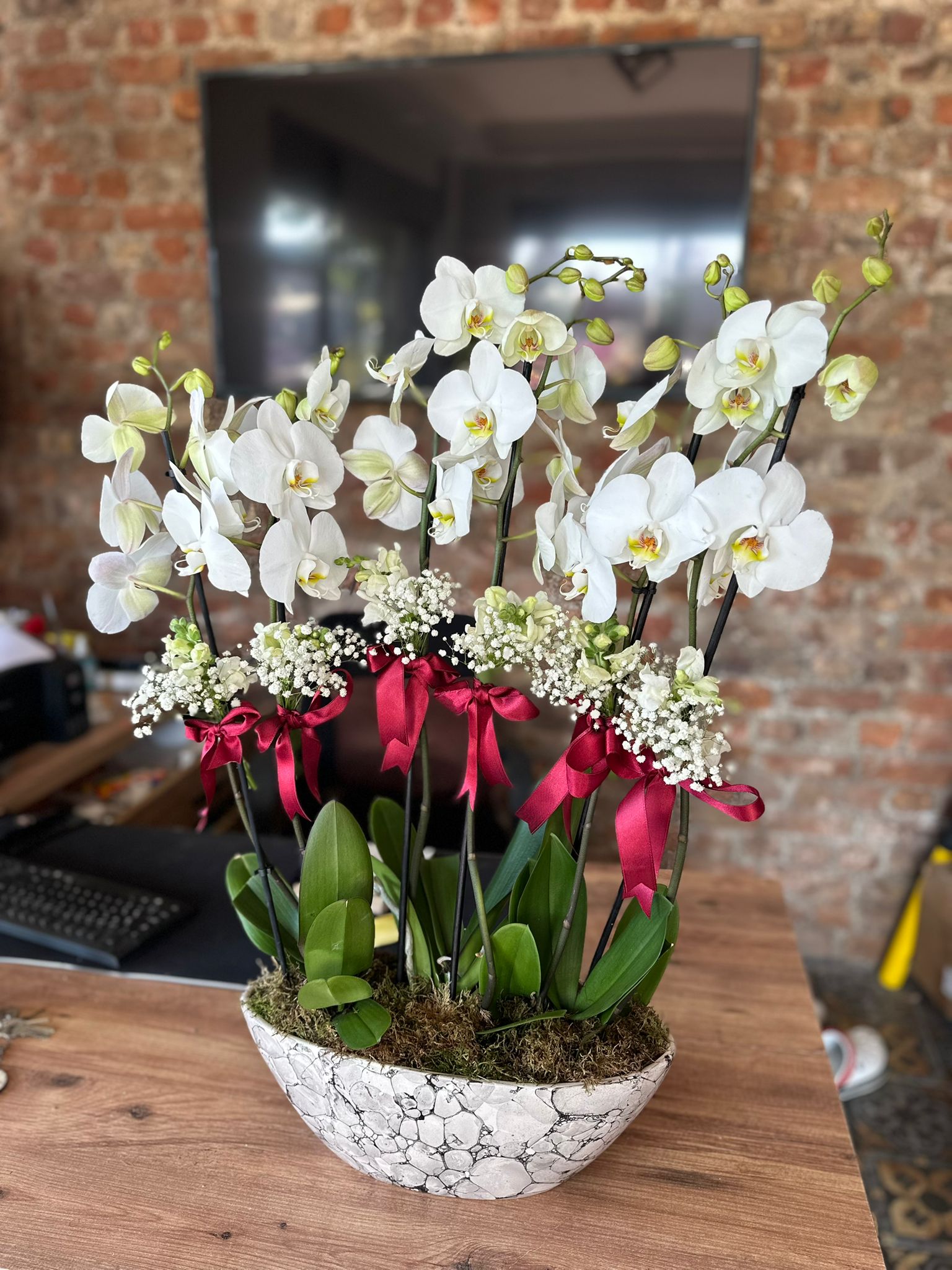 Özel Seramikte Altı Dal Beyaz Orkide