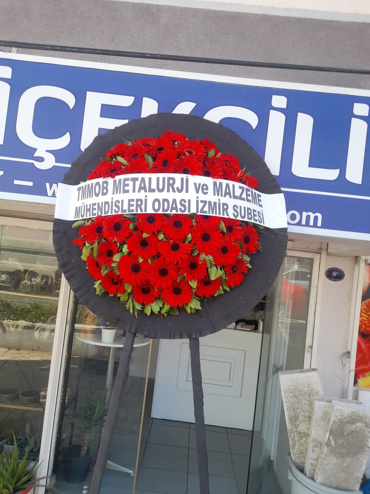 Yuvarlak Model Canlı Kırmızı Cenaze Çelenk